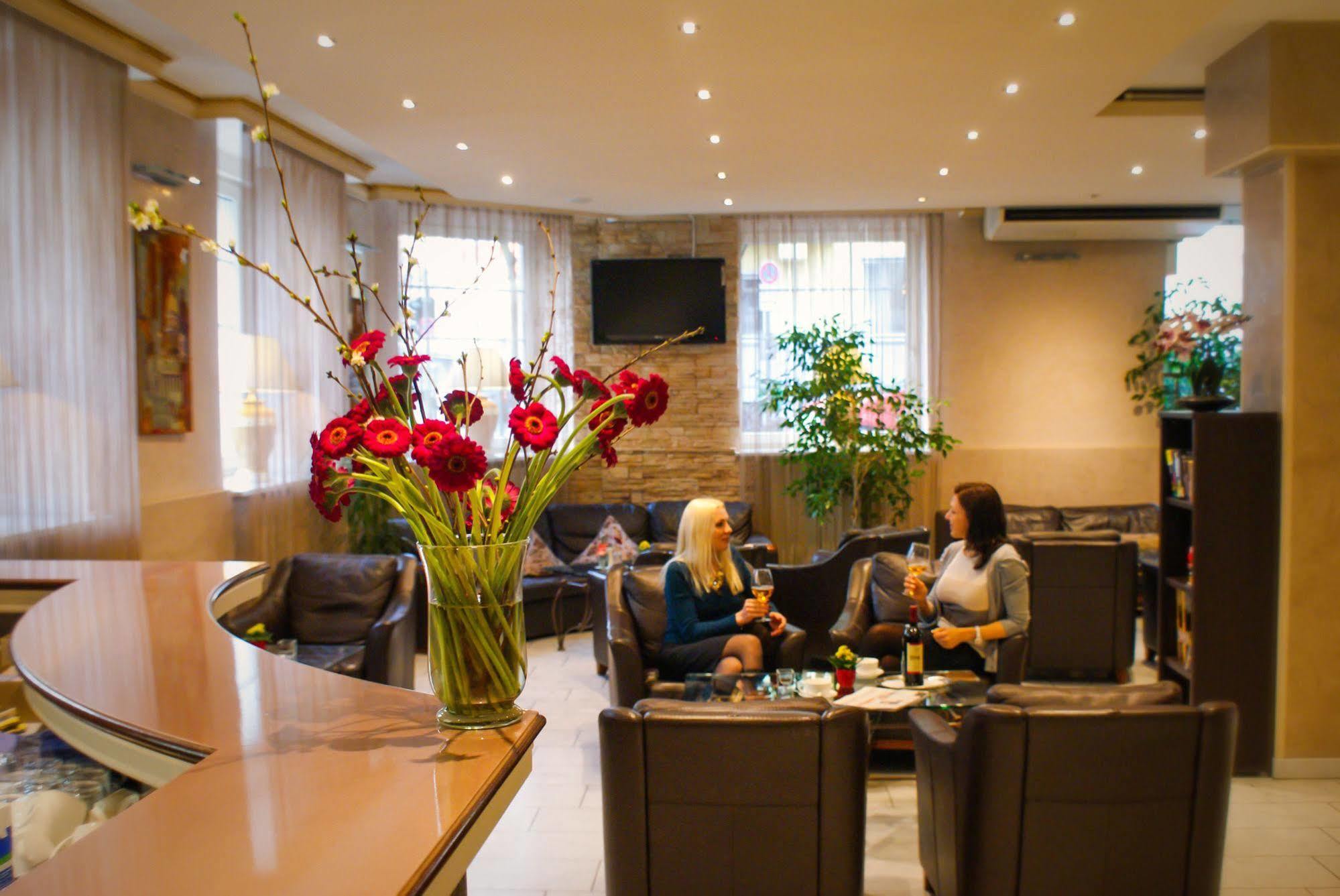 Hotel Petersburg Superior Дюселдорф Екстериор снимка